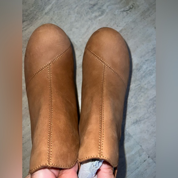 NEW TOMS Kelsey Wedge Pull On Booties Ankle Suede Pull Tab Cognac Tan Size 7 - Picture 10 of 11